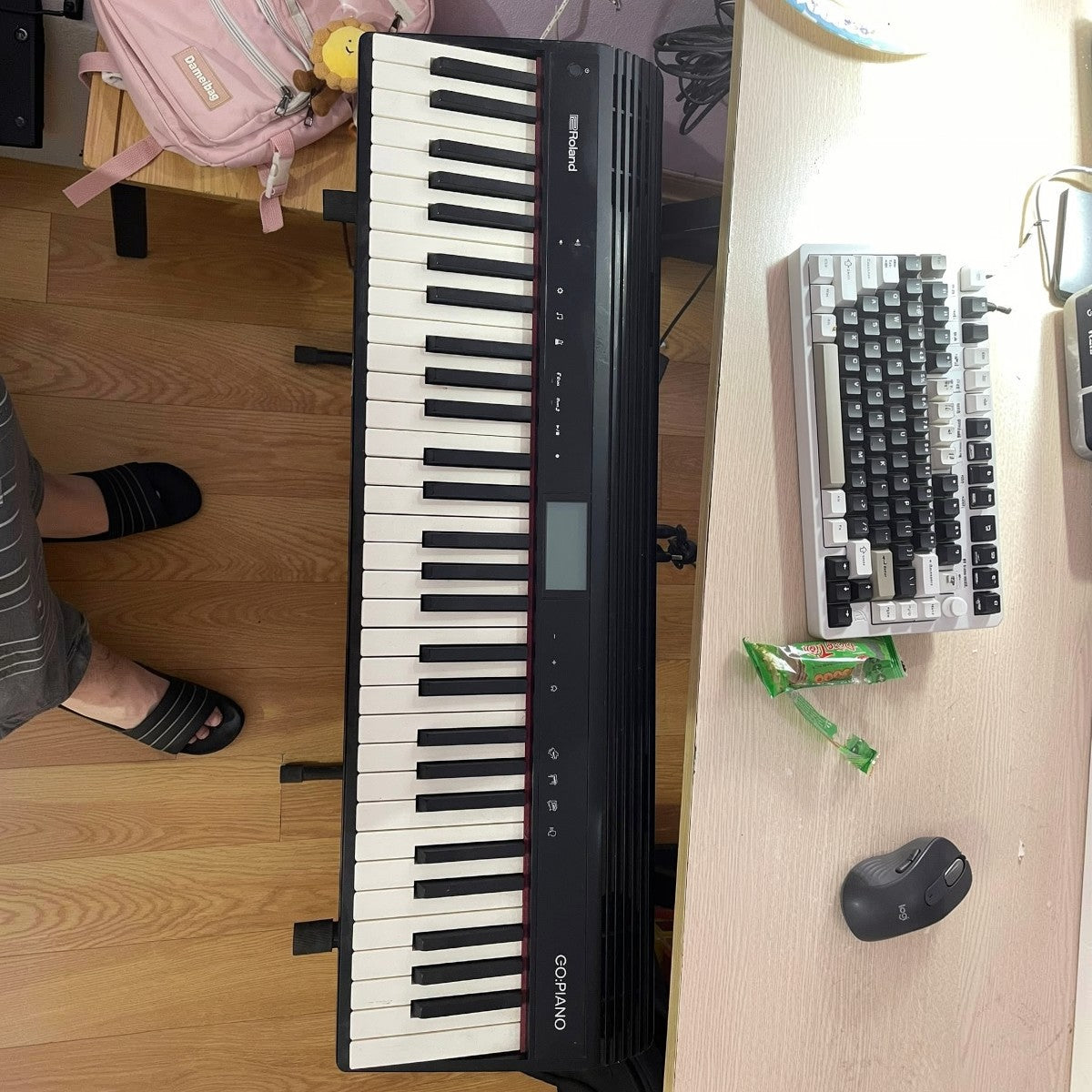 Đàn piano điện Roland GO:61 màu đen nhỏ gọn đặt trên bàn làm việc tại Tân Nhạc Cụ
