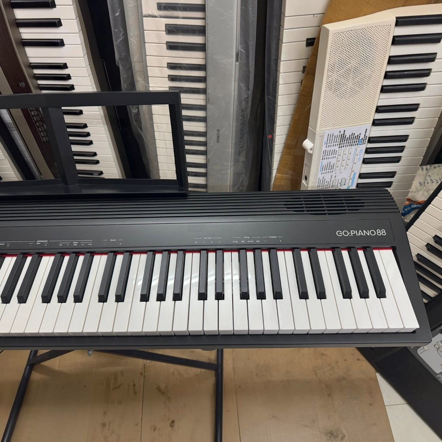 Đàn piano điện TÂN NHẠC CỤ Roland GO:88 màu đen với 88 phím full-size, thiết kế gọn nhẹ cho người mới bắt đầu.