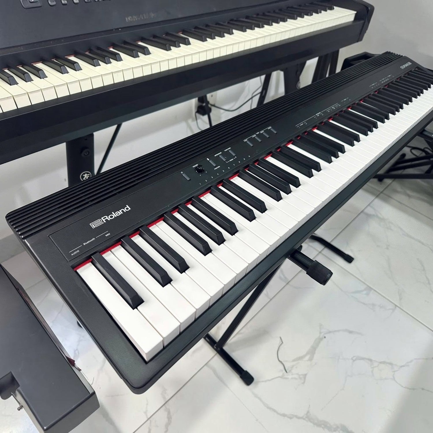 Đàn piano điện Roland GO88 màu đen tại showroom Tân Nhạc Cụ, thiết kế 88 phím gọn nhẹ cho người mới bắt đầu.
