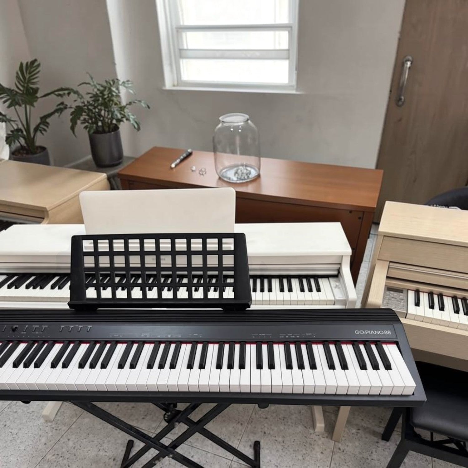 Đàn piano điện Roland GO88 màu đen tại showroom TÂN NHẠC CỤ, thiết kế 88 phím gọn nhẹ cho người mới bắt đầu.