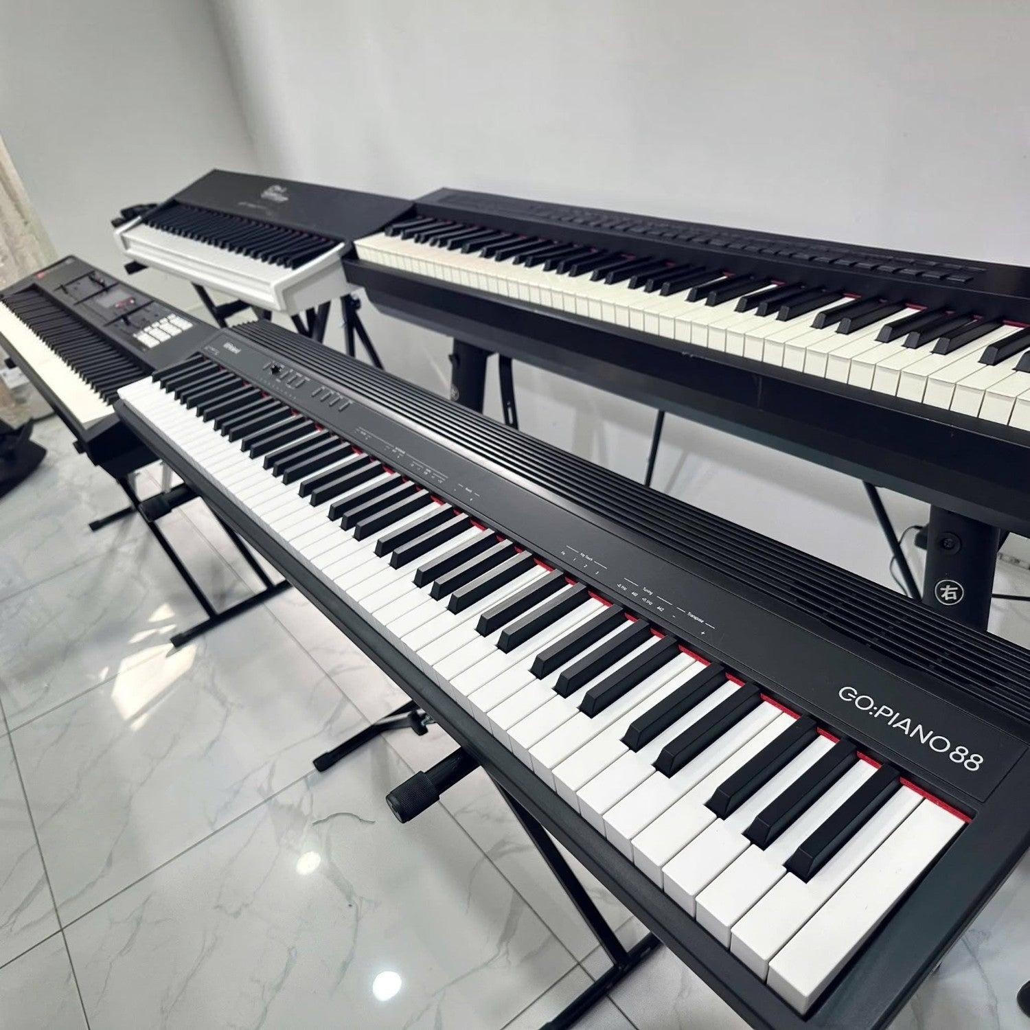 Đàn piano điện Roland GO:88 màu đen tại showroom TÂN NHẠC CỤ, thiết kế 88 phím gọn nhẹ cho người mới bắt đầu.