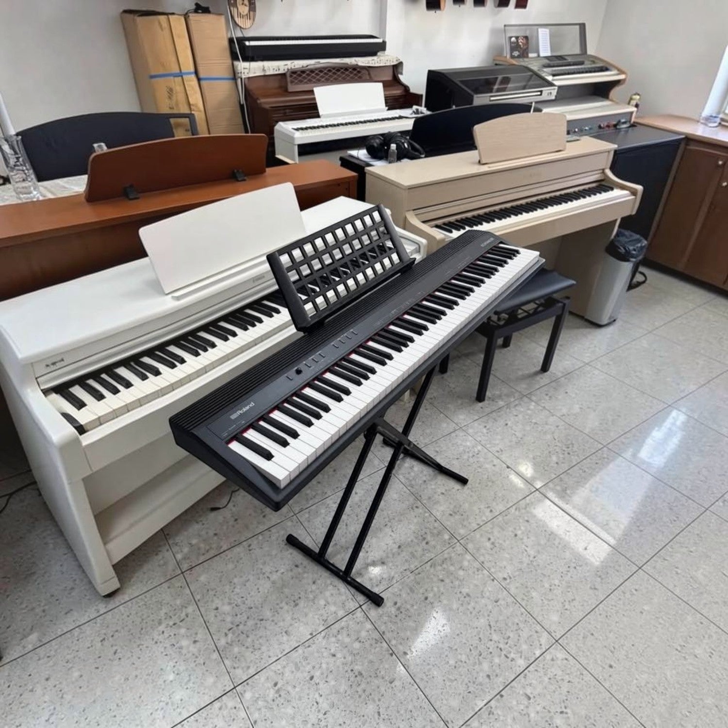 Đàn piano điện Roland GO88 màu đen đặt trên chân đế tại showroom TÂN NHẠC CỤ
