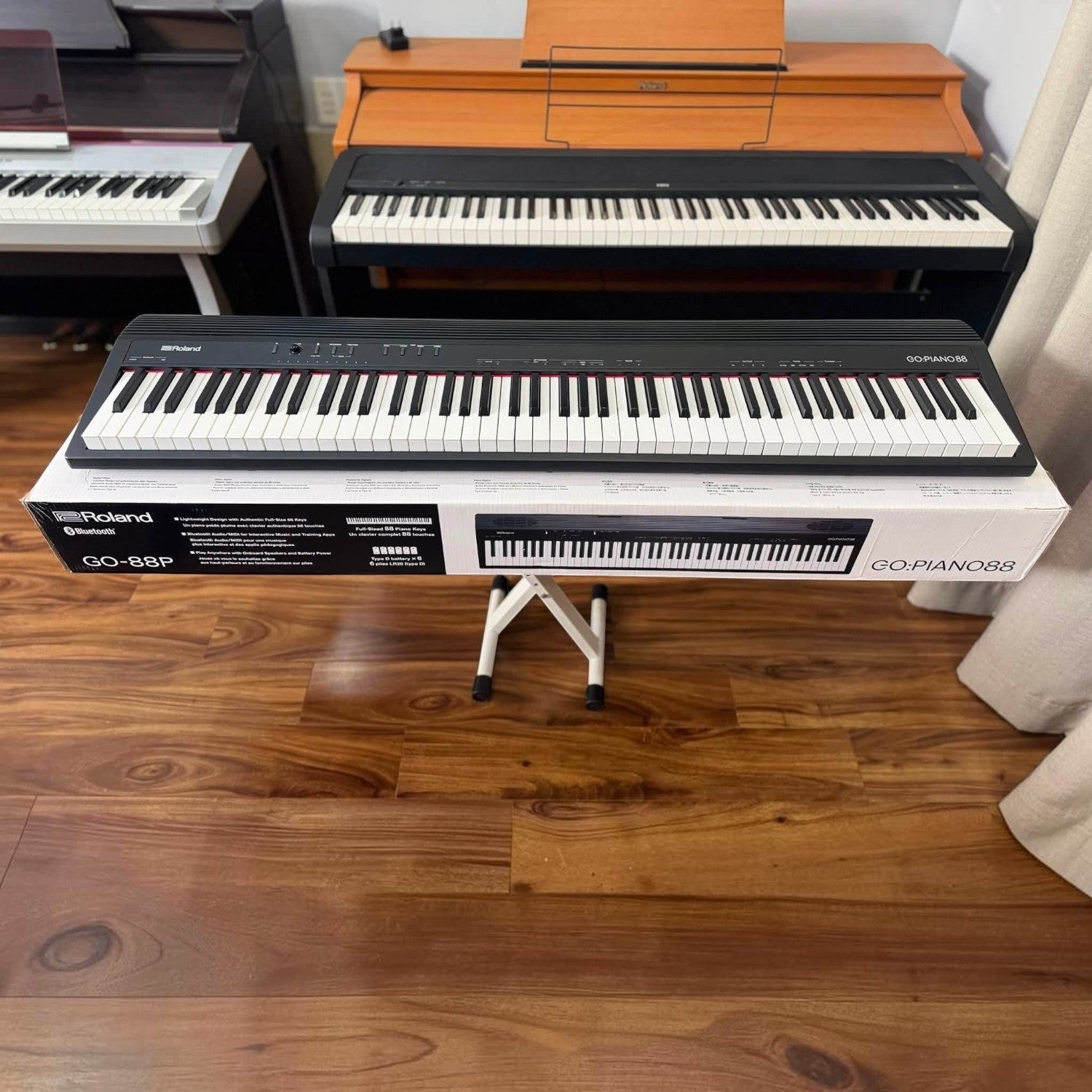 Đàn piano điện Roland GO88 màu đen 88 phím đặt trên hộp sản phẩm tại showroom TÂN NHẠC CỤ