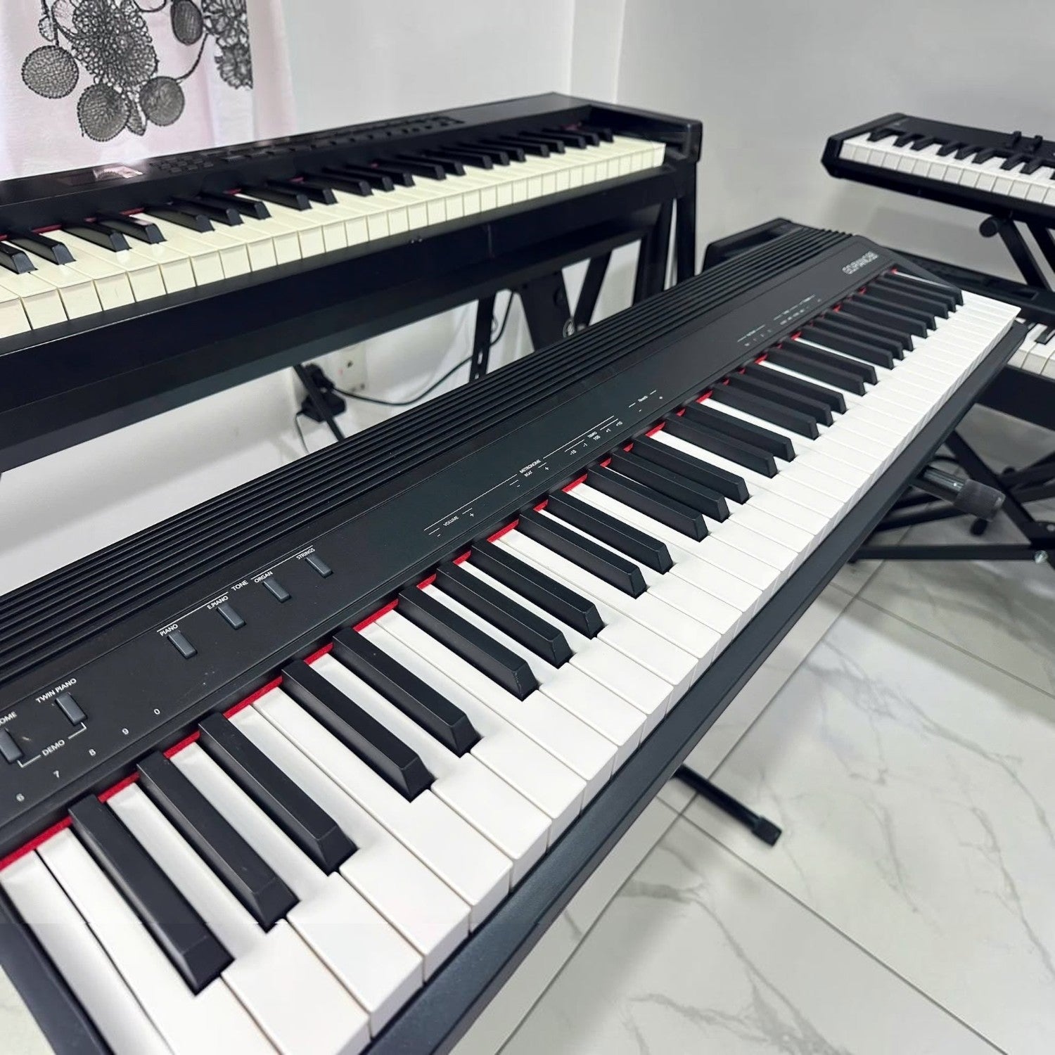 Đàn piano điện Roland GO88 màu đen tại showroom TÂN NHẠC CỤ, thiết kế 88 phím gọn nhẹ cho người mới bắt đầu.