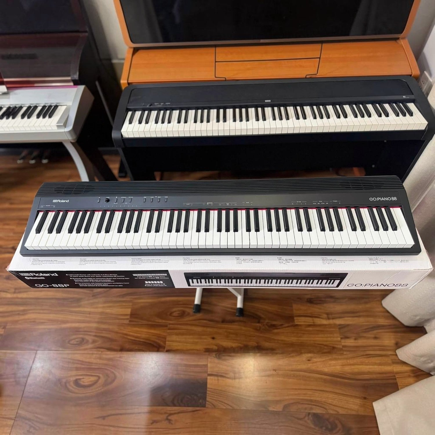 Đàn piano điện Roland GO88 màu đen tại showroom TÂN NHẠC CỤ, thiết kế 88 phím gọn nhẹ, hiện đại.