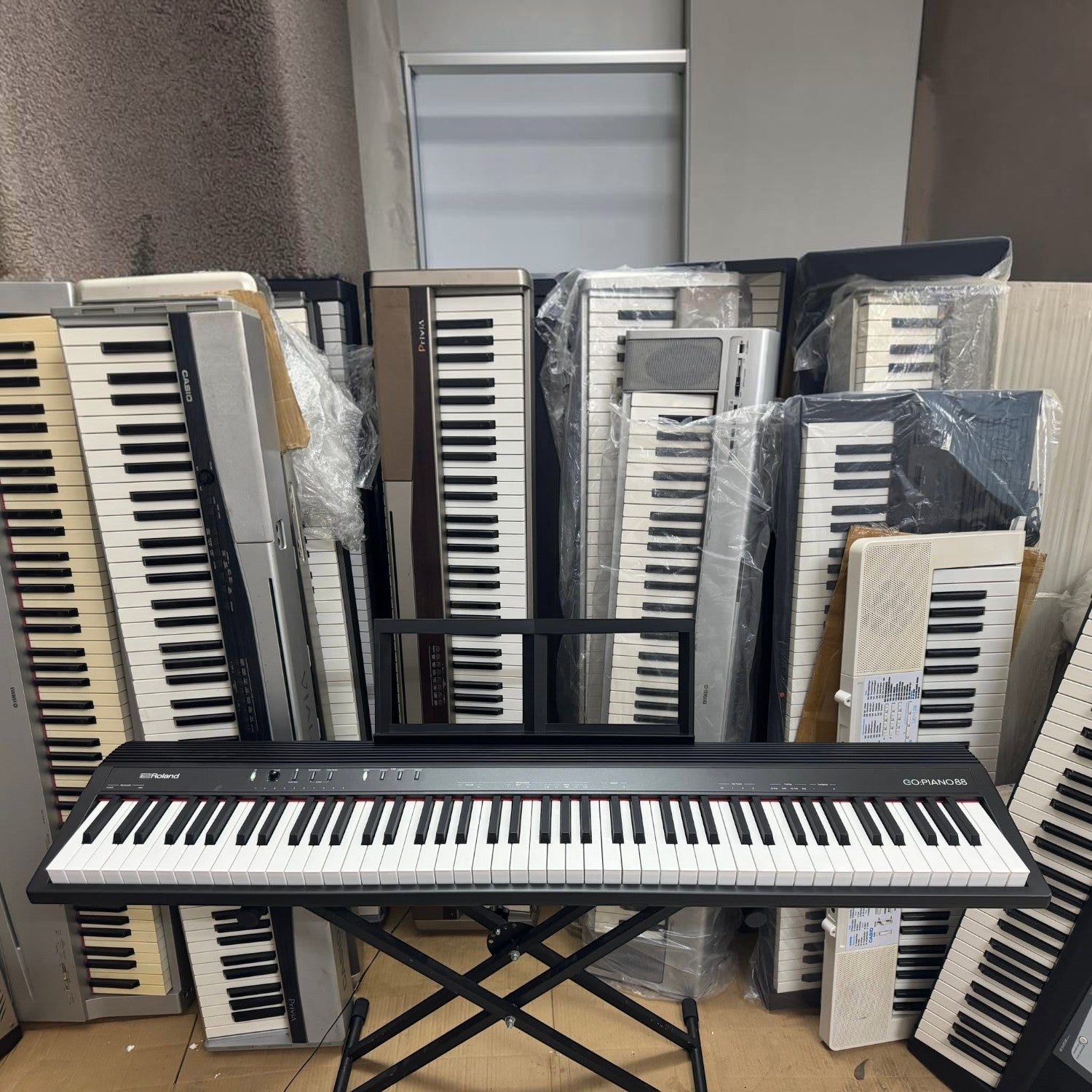 Đàn piano điện Roland GO88 màu đen tại showroom TÂN NHẠC CỤ, thiết kế 88 phím gọn nhẹ cho người mới bắt đầu.