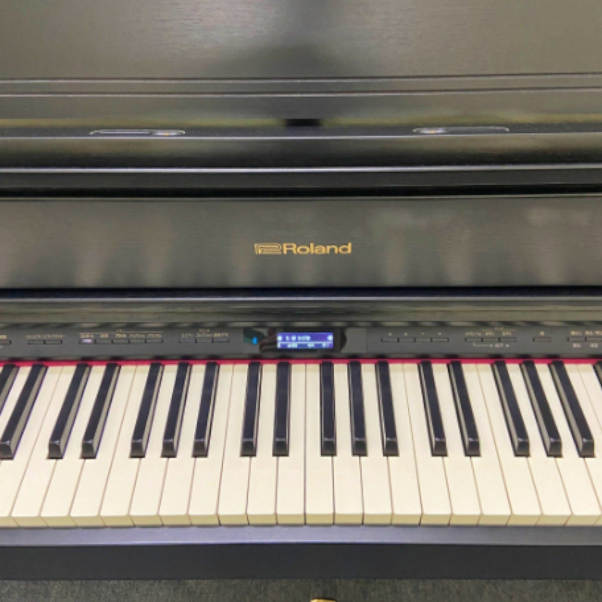 Bàn phím đàn piano điện Roland HP 605GP màu đen bóng sang trọng tại TÂN NHẠC CỤ với thiết kế phím PHA-50 cao cấp