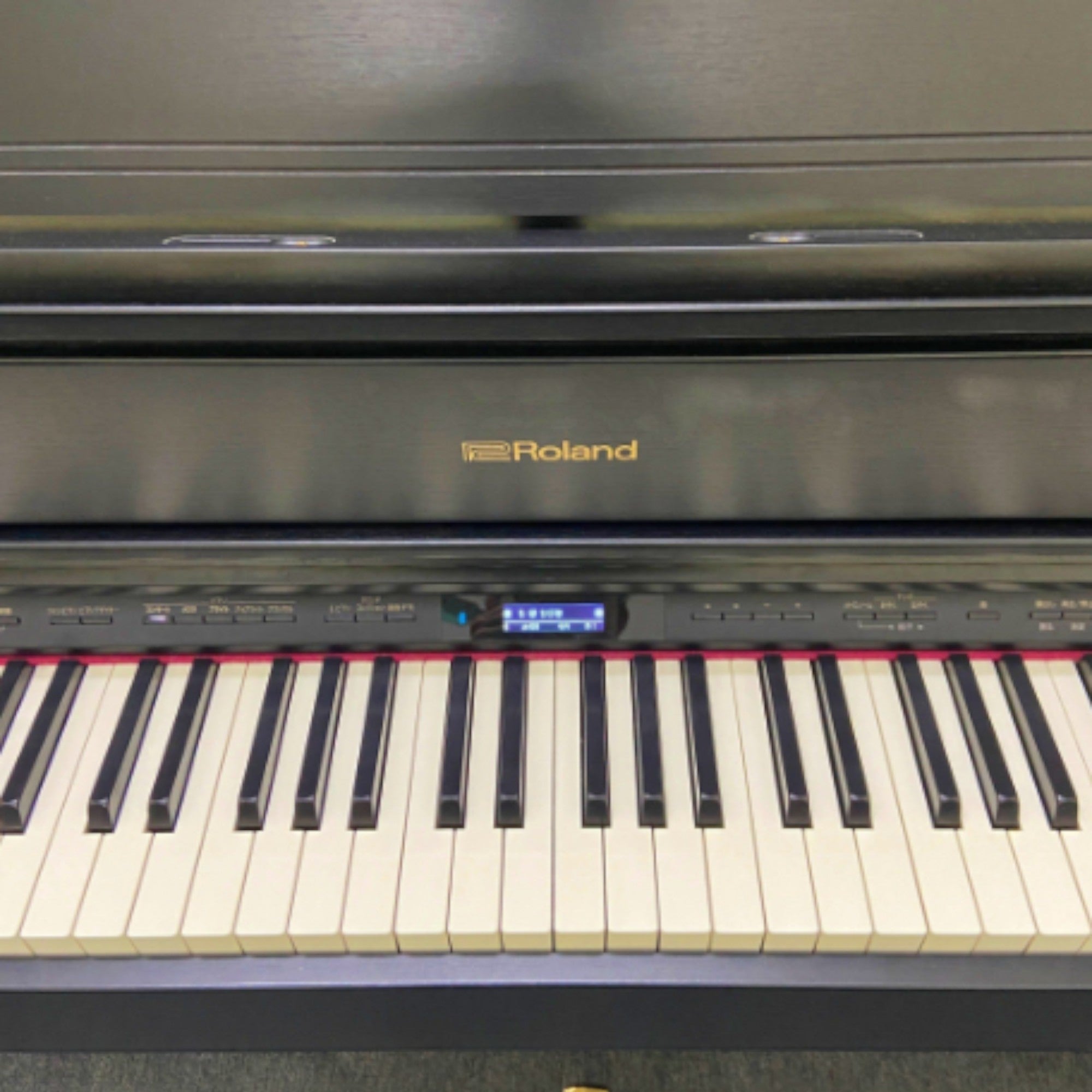 Bàn phím đàn piano điện Roland HP 605GP màu đen bóng sang trọng tại TÂN NHẠC CỤ với thiết kế phím PHA-50 cao cấp