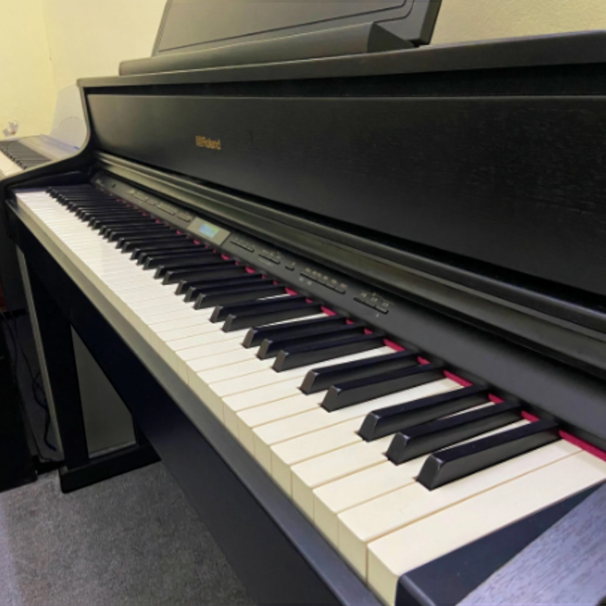 Đàn piano điện Roland HP 605GP màu đen sang trọng với bàn phím PHA-50 tại cửa hàng TÂN NHẠC CỤ