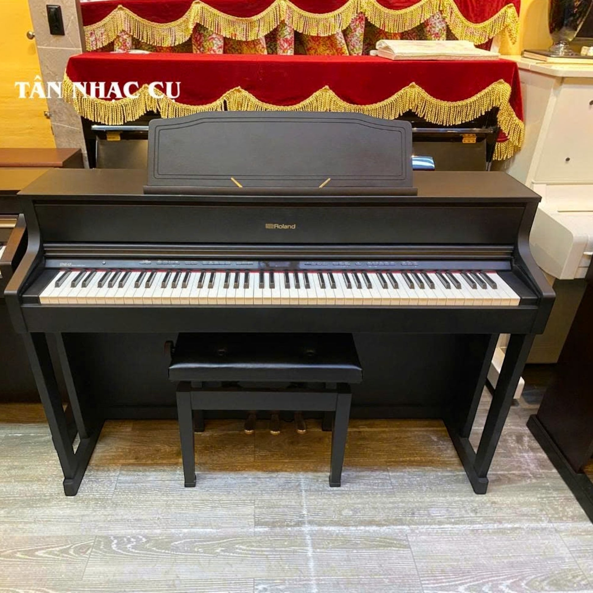 Đàn piano điện Roland HP 605GP màu đen sang trọng tại Tân Nhạc Cụ với bàn phím PHA-50 và thiết kế tủ đứng hiện đại