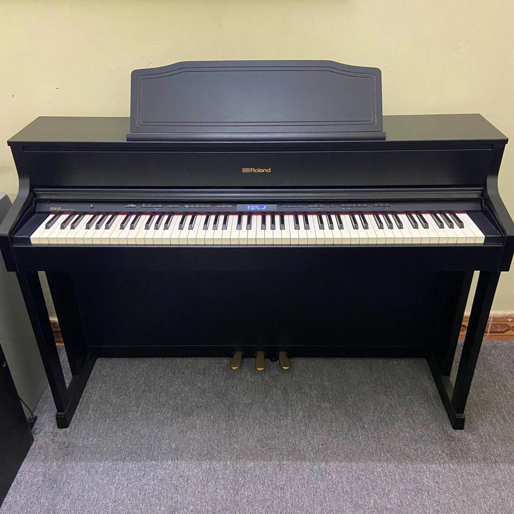 Đàn piano điện Roland HP 605GP màu đen sang trọng tại TÂN NHẠC CỤ với bàn phím PHA-50 và thiết kế tủ đứng hiện đại.
