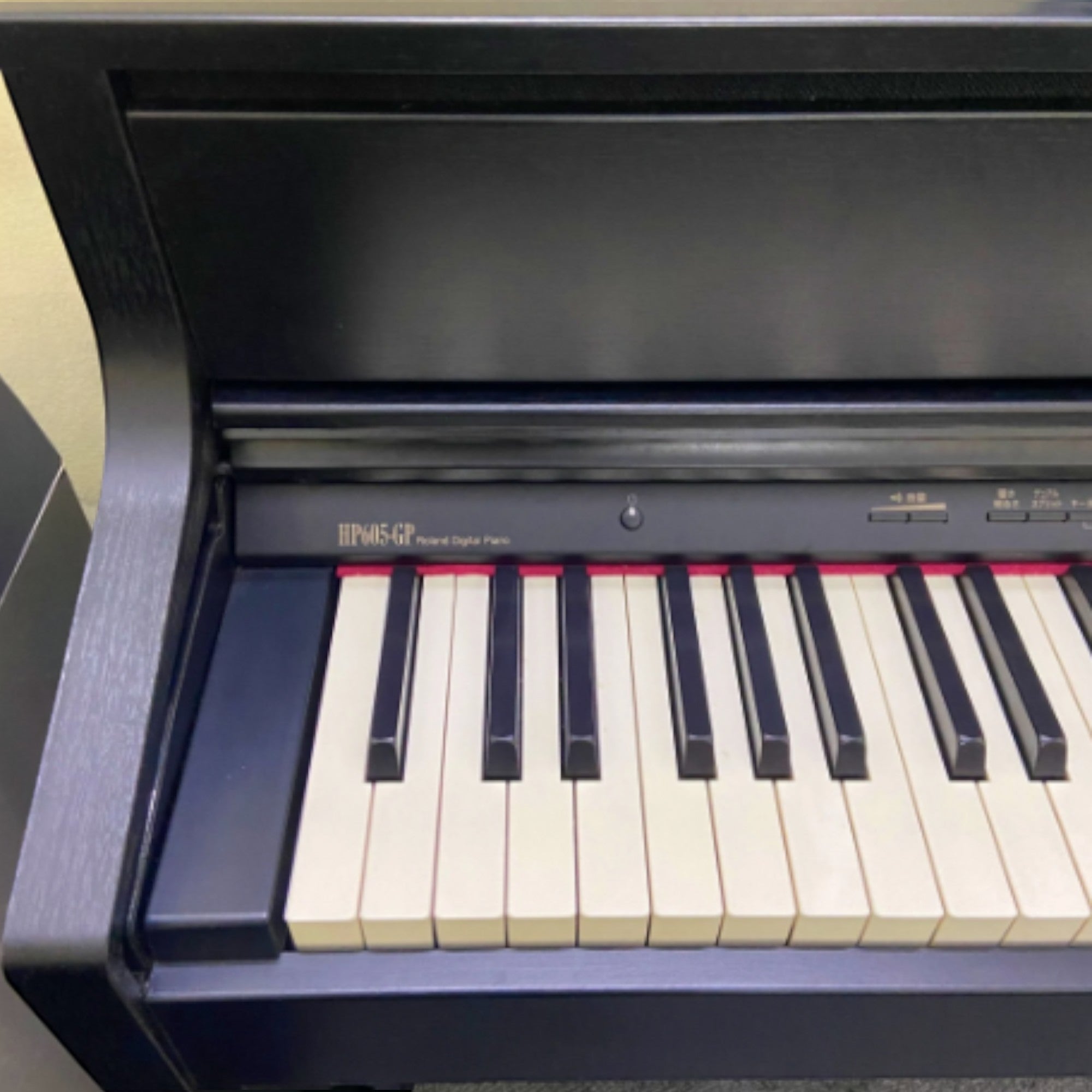 Đàn piano điện Roland HP 605GP màu đen bóng sang trọng với bàn phím PHA-50 tại TÂN NHẠC CỤ
