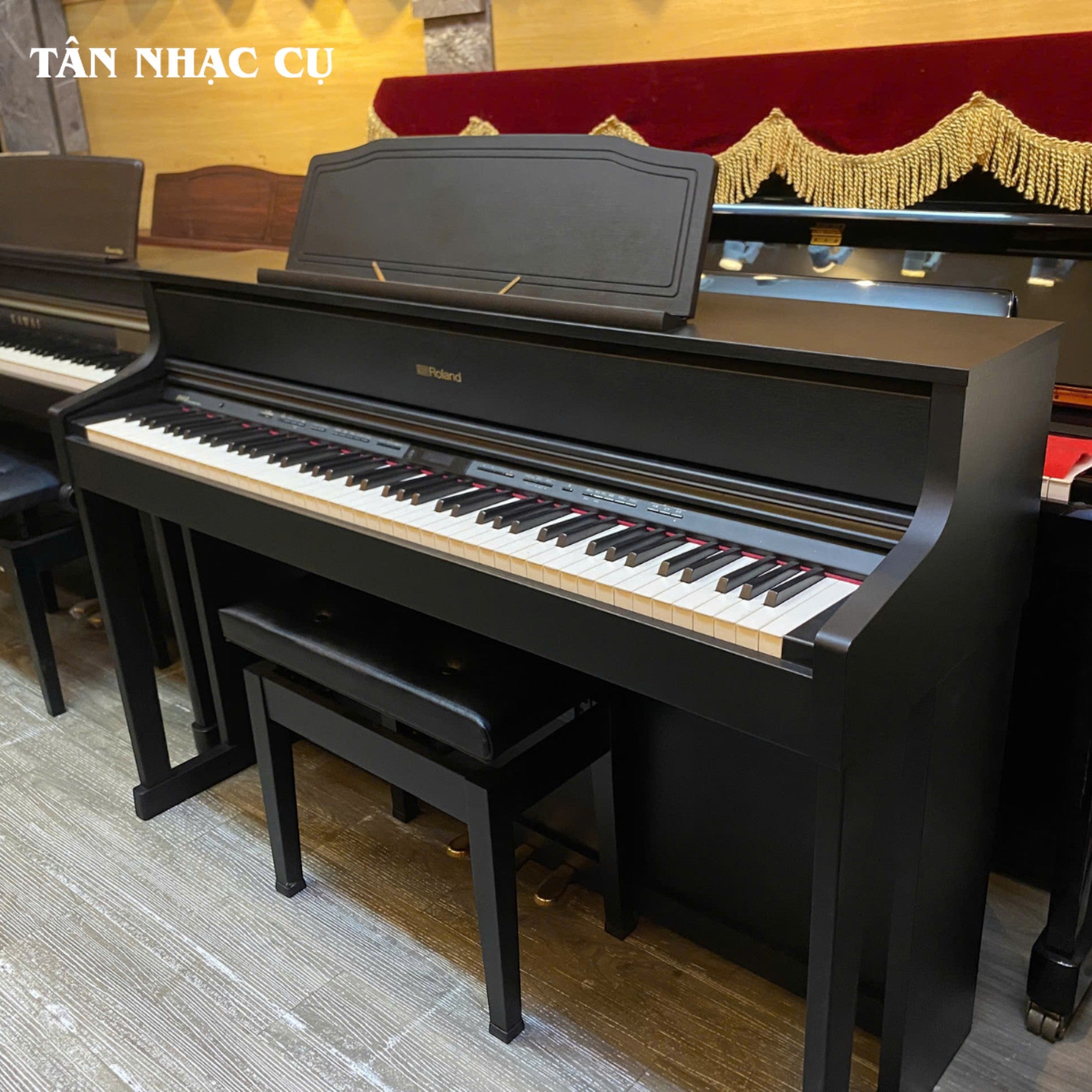 Đàn piano điện Roland HP 605GP màu đen sang trọng tại cửa hàng TÂN NHẠC CỤ với thiết kế hiện đại và bàn phím PHA-50