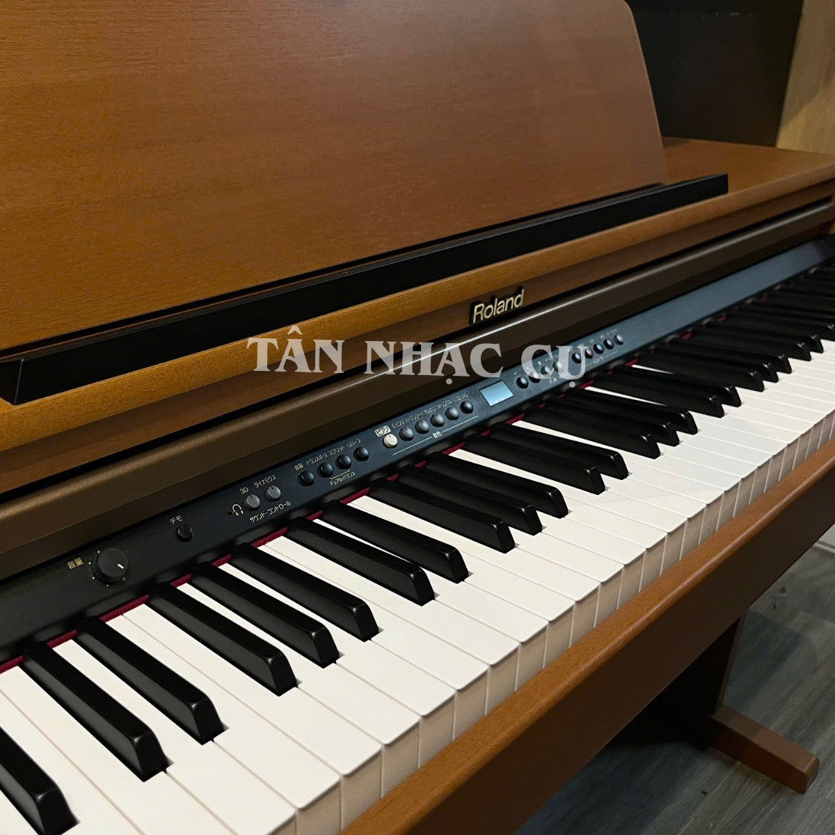 Đàn piano điện Roland HP103 dáng tủ màu gỗ sang trọng tại TÂN NHẠC CỤ, thiết kế 88 phím búa chắc chắn.