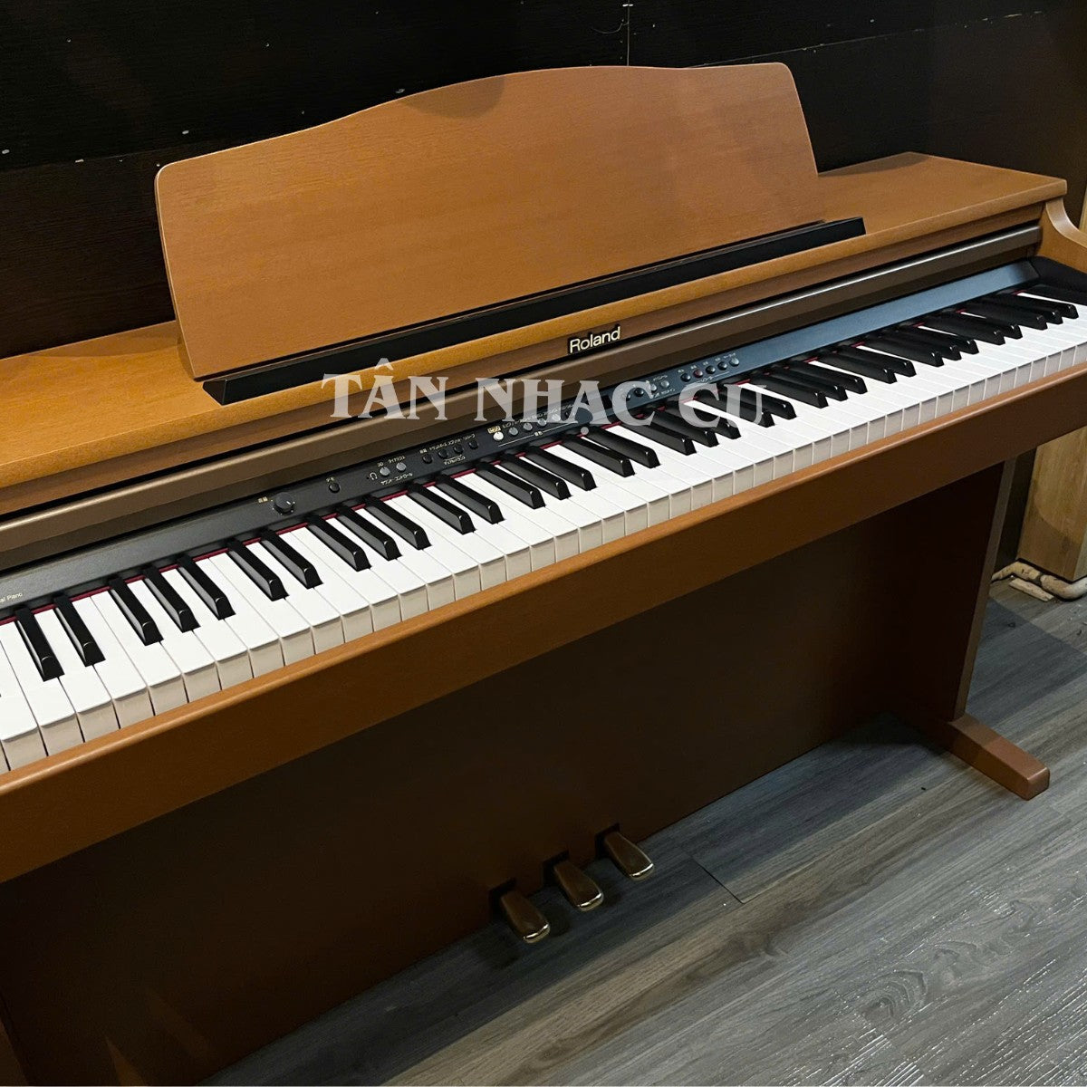 Đàn piano điện Roland HP103 dáng tủ màu gỗ sang trọng tại TÂN NHẠC CỤ, thiết kế 88 phím búa chắc chắn.