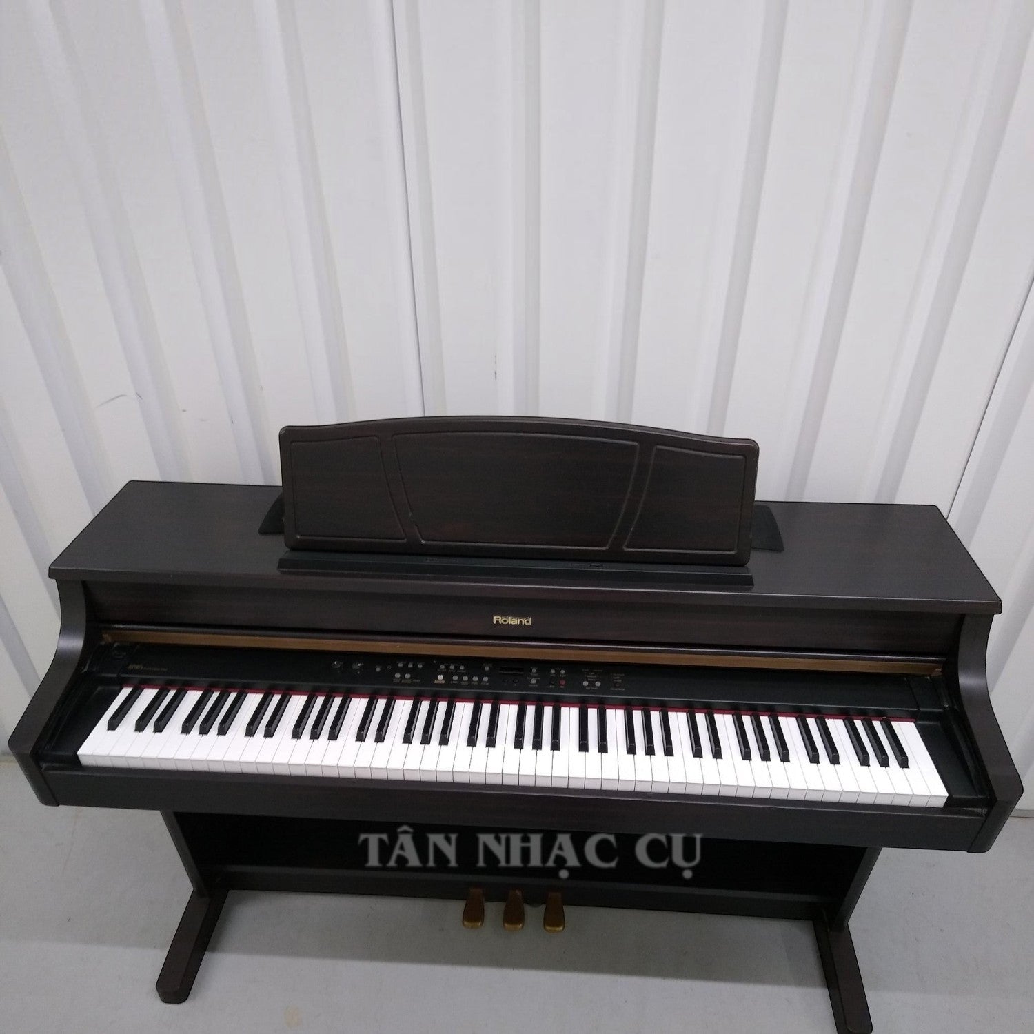 Đàn piano điện TÂN NHẠC CỤ Roland HP107 màu nâu gỗ với thiết kế tủ console sang trọng và bàn phím 88 phím