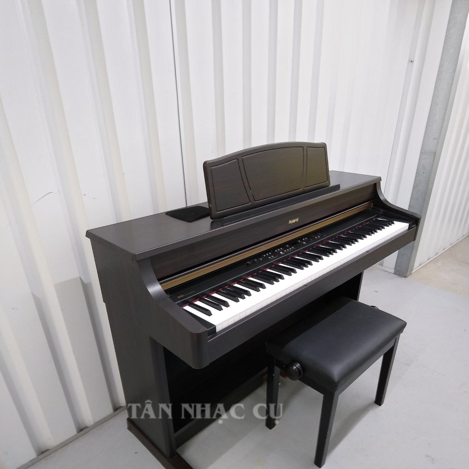 Đàn piano điện Roland HP107 màu nâu đen sang trọng tại TÂN NHẠC CỤ, thiết kế tủ đứng kèm ghế ngồi