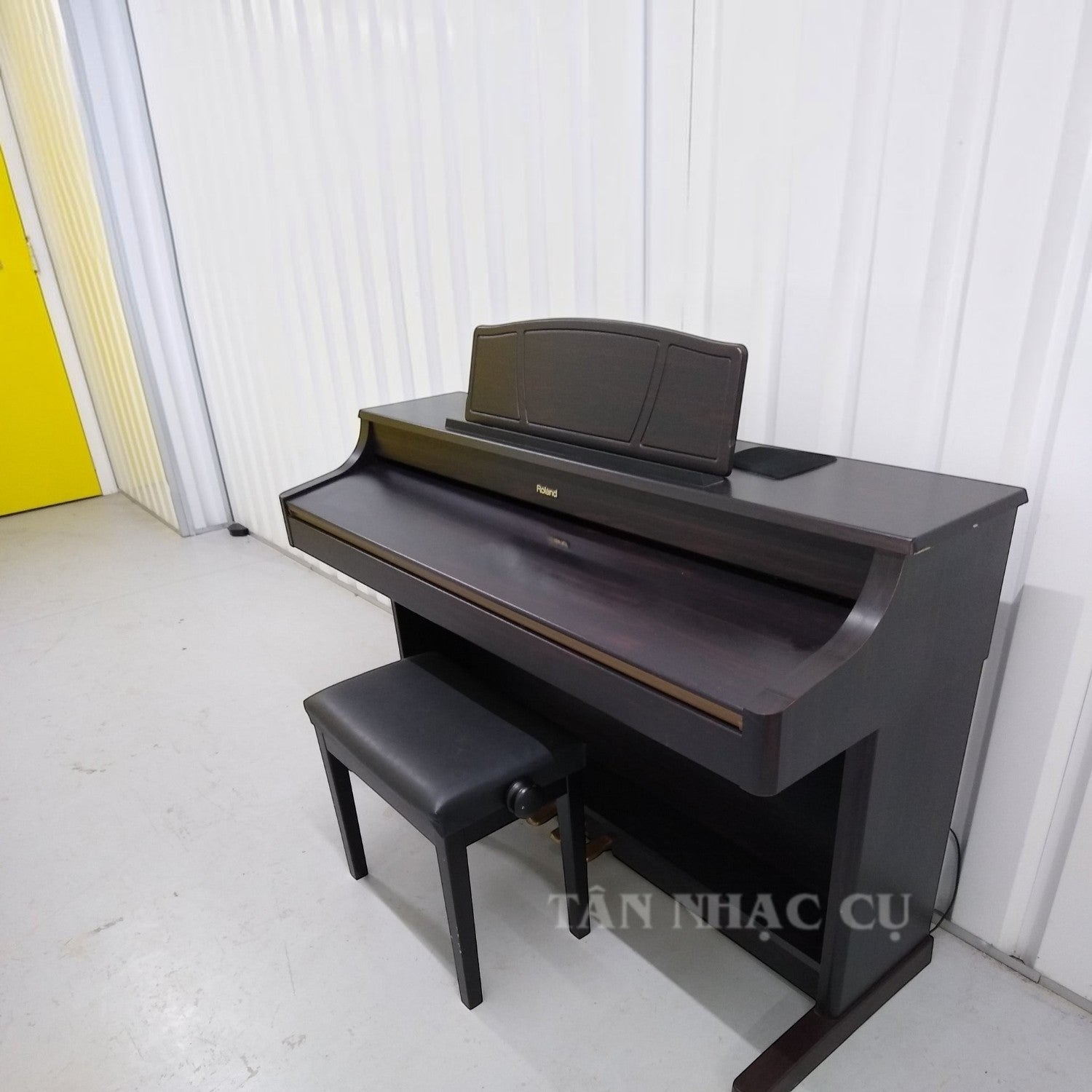 Đàn piano điện Roland HP107 màu nâu gỗ sang trọng, thiết kế tủ đứng chắc chắn tại cửa hàng TÂN NHẠC CỤ