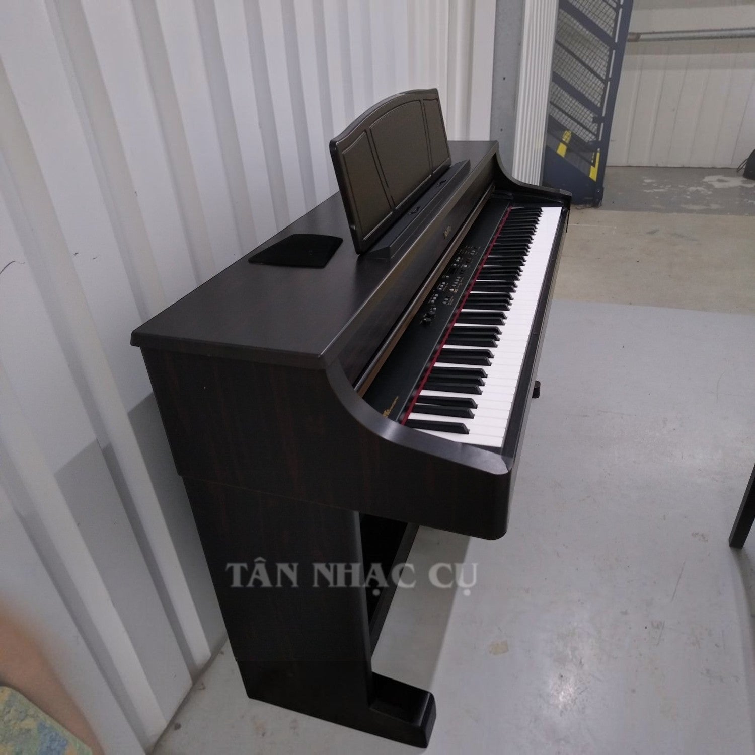 Đàn piano điện TÂN NHẠC CỤ Roland HP107 màu nâu gỗ với thiết kế tủ console sang trọng và bàn phím 88 phím