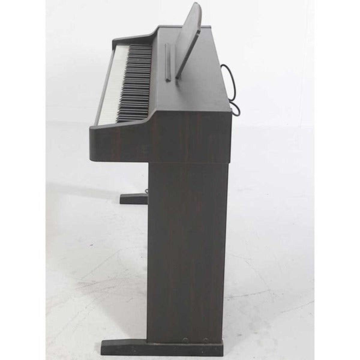 Đàn piano điện Roland HP126 dáng tủ màu nâu gỗ sang trọng tại Tân Nhạc Cụ, góc nhìn nghiêng thấy rõ bàn phím 88 phím