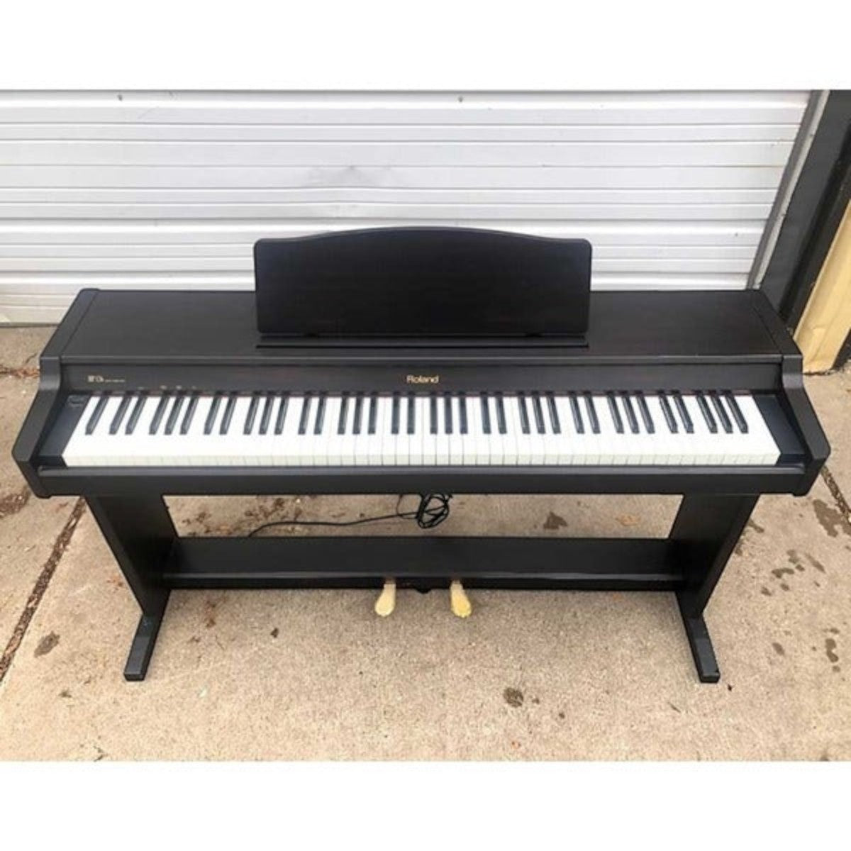Đàn piano điện Roland HP126 màu đen dáng tủ tại TÂN NHẠC CỤ với 88 phím nặng tiêu chuẩn