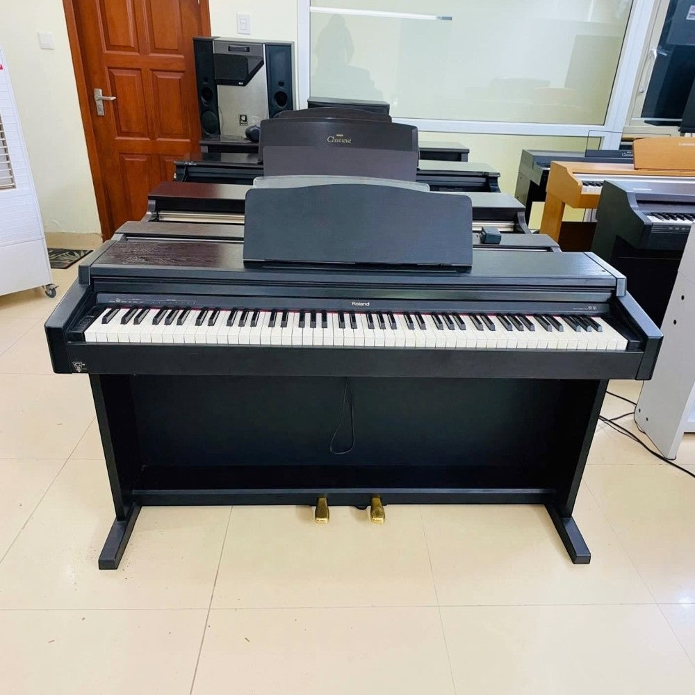 Đàn piano điện Roland HP145 màu đen dáng tủ tại Tân Nhạc Cụ với bàn phím búa 88 phím và cụm 3 pedal