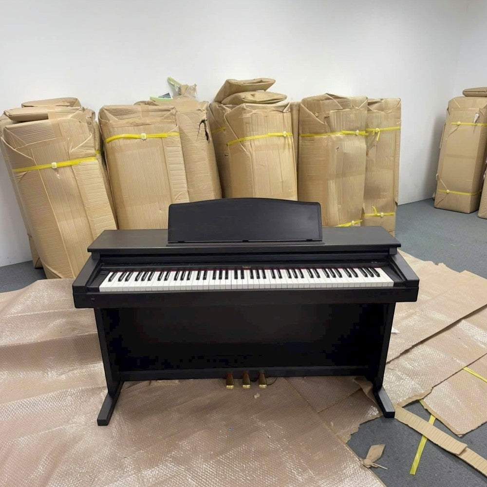 Đàn piano điện Roland HP145 màu đen dáng tủ với 88 phím búa tại showroom TÂN NHẠC CỤ