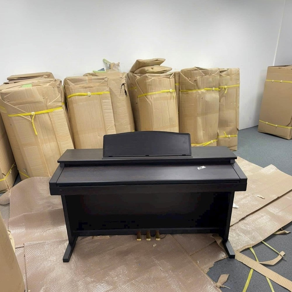 Đàn piano điện Roland HP145 màu đen dáng tủ tại showroom TÂN NHẠC CỤ với bàn phím búa 88 phím và 3 pedal