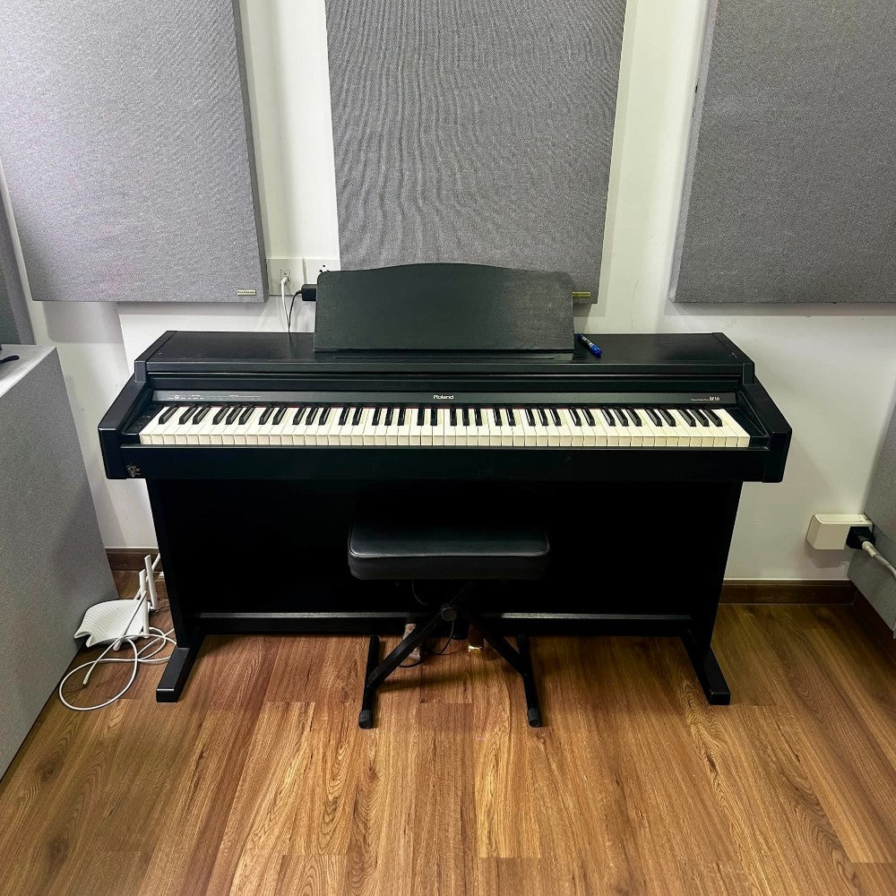 Đàn piano điện Roland HP145 màu đen dáng tủ với 88 phím búa tại showroom TÂN NHẠC CỤ