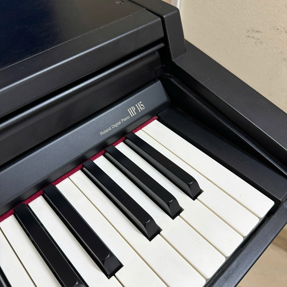 Bàn phím đàn piano điện Roland HP145 màu đen tại TÂN NHẠC CỤ với thiết kế phím búa bền bỉ, chuẩn Nhật Bản