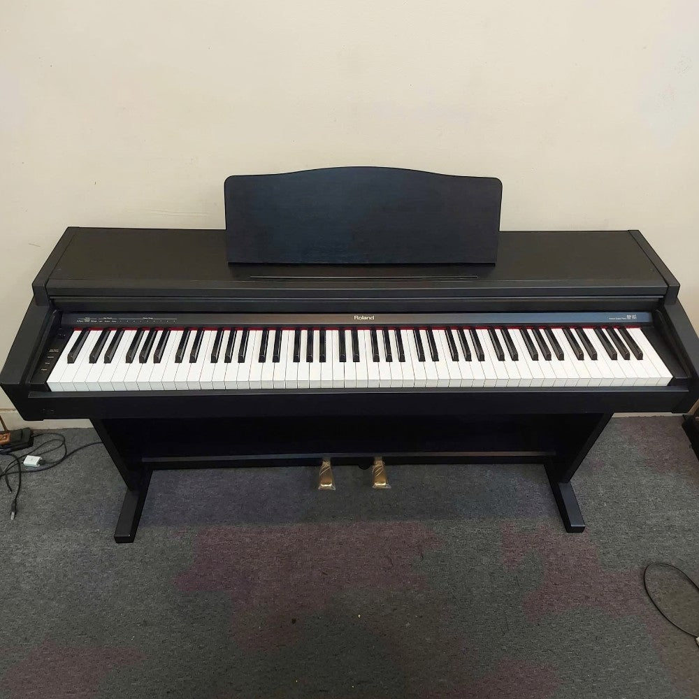 Đàn piano điện Roland HP145 màu đen dáng tủ tại TÂN NHẠC CỤ với bàn phím búa 88 phím và giá đỡ nhạc