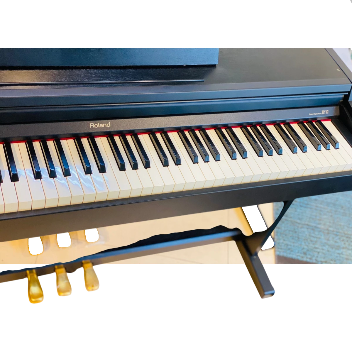 Đàn piano điện TÂN NHẠC CỤ Roland HP147 màu đen với bàn phím búa 88 phím và 3 pedal vàng sang trọng