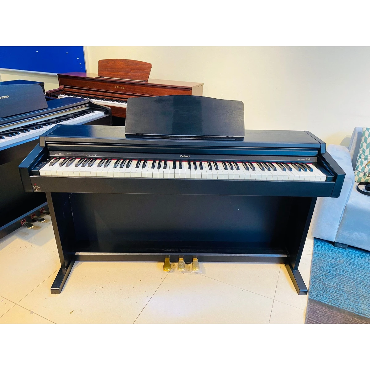 Đàn piano điện Roland HP147 màu đen dáng tủ sang trọng tại TÂN NHẠC CỤ với 88 phím búa và 3 pedal đầy đủ