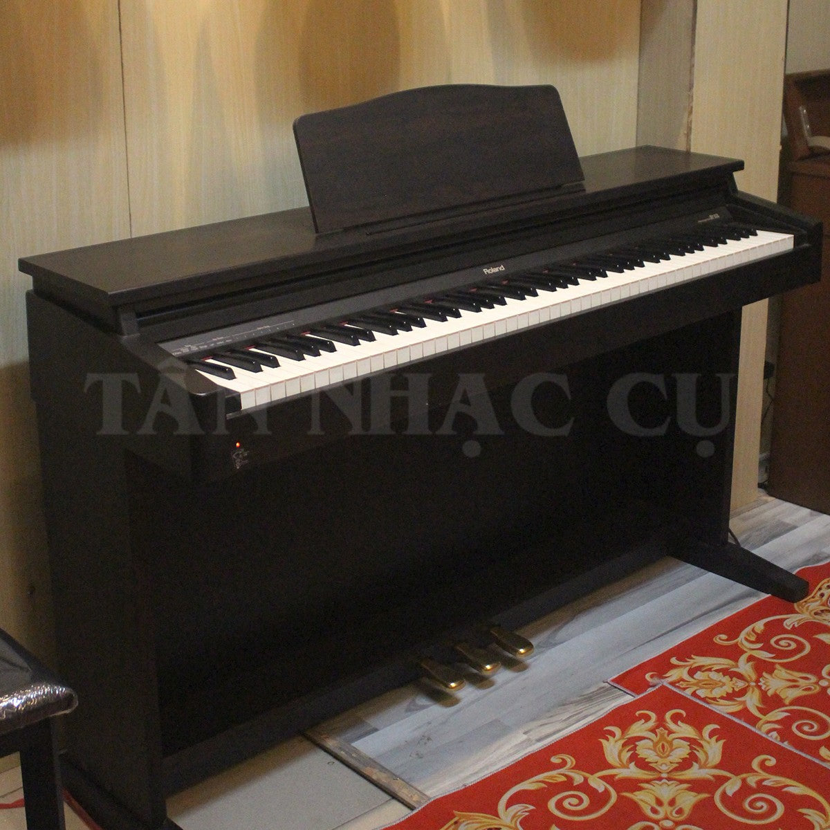 Đàn piano điện Roland HP147 màu đen vân gỗ tại Tân Nhạc Cụ với thiết kế dáng tủ sang trọng và 88 phím búa