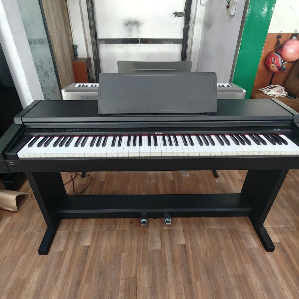 Đàn piano điện Roland HP1700 màu đen dáng console cổ điển tại TÂN NHẠC CỤ