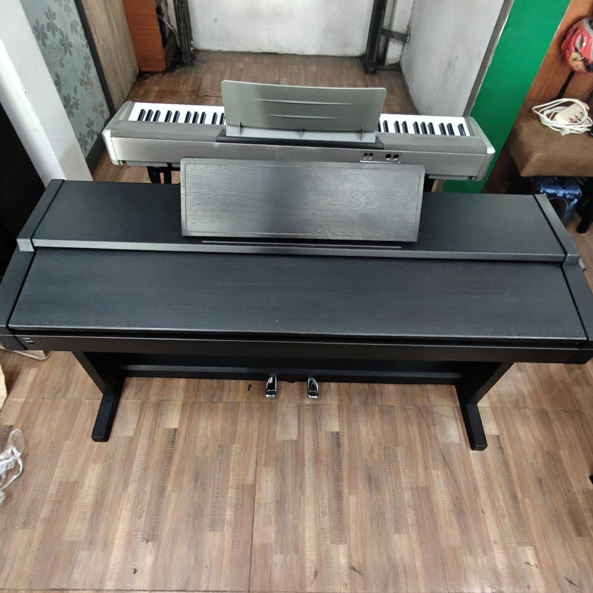 Đàn piano điện Roland HP1700 dáng console màu đen với 88 phím búa tại cửa hàng TÂN NHẠC CỤ