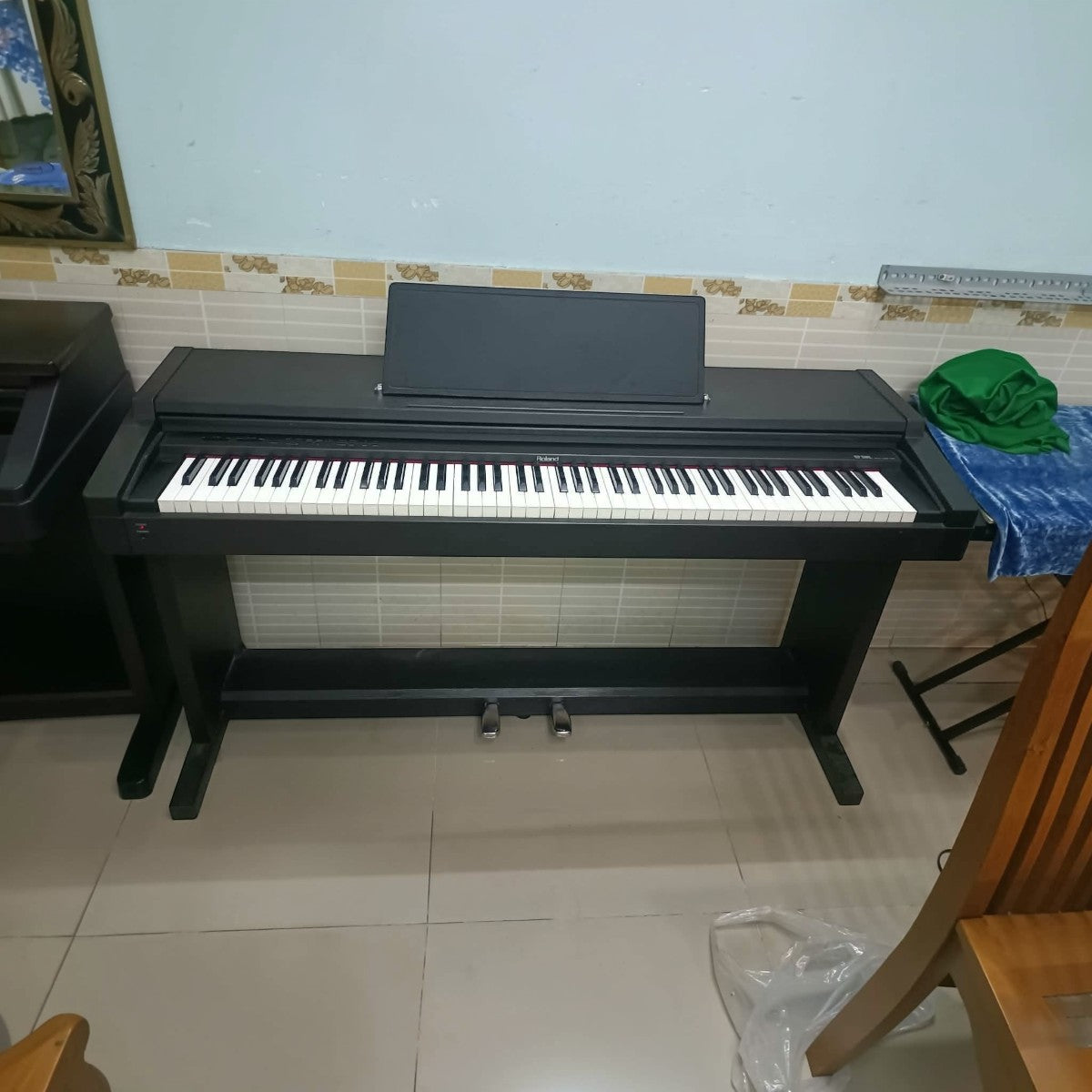 Đàn piano điện Roland HP1700 màu đen dáng console cổ điển tại cửa hàng TÂN NHẠC CỤ