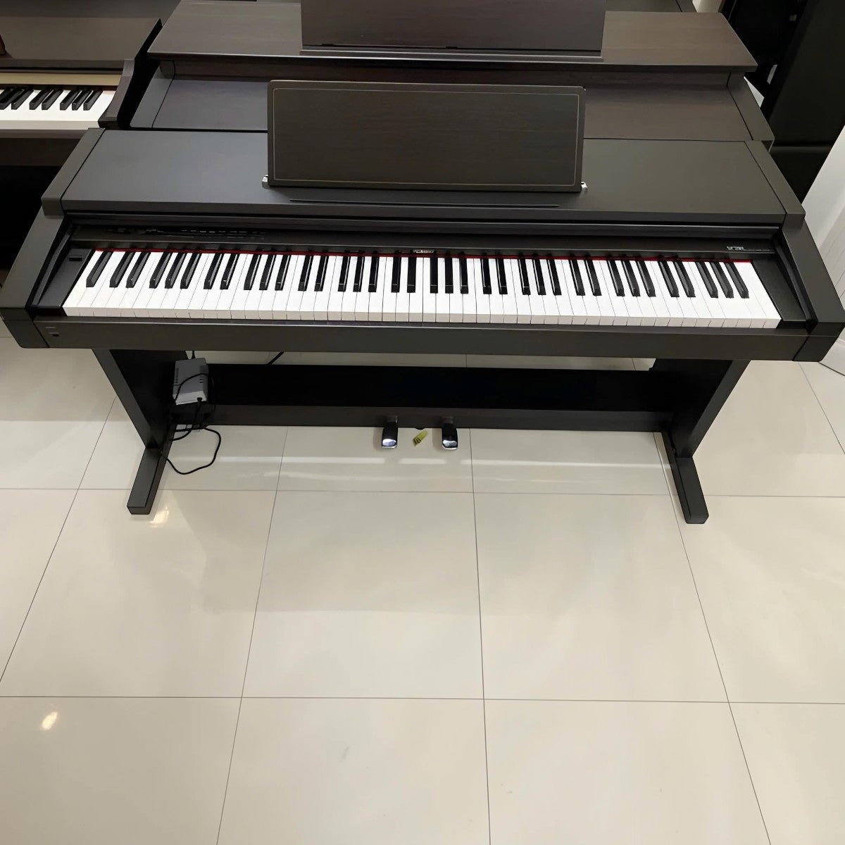 Đàn piano điện Roland HP1700 dáng console màu đen với 88 phím búa tại cửa hàng TÂN NHẠC CỤ