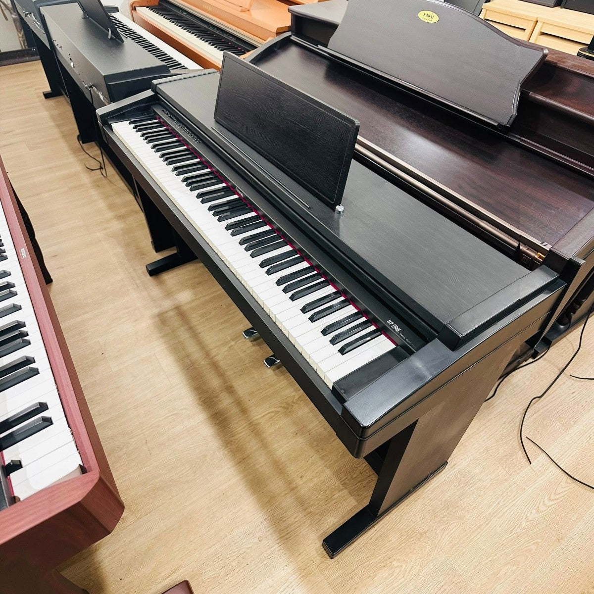 Đàn piano điện Roland HP1700 màu đen dáng console cổ điển tại cửa hàng TÂN NHẠC CỤ
