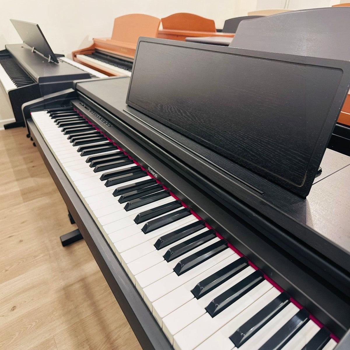 Đàn piano điện Roland HP1700 màu đen dáng console cổ điển tại cửa hàng TÂN NHẠC CỤ
