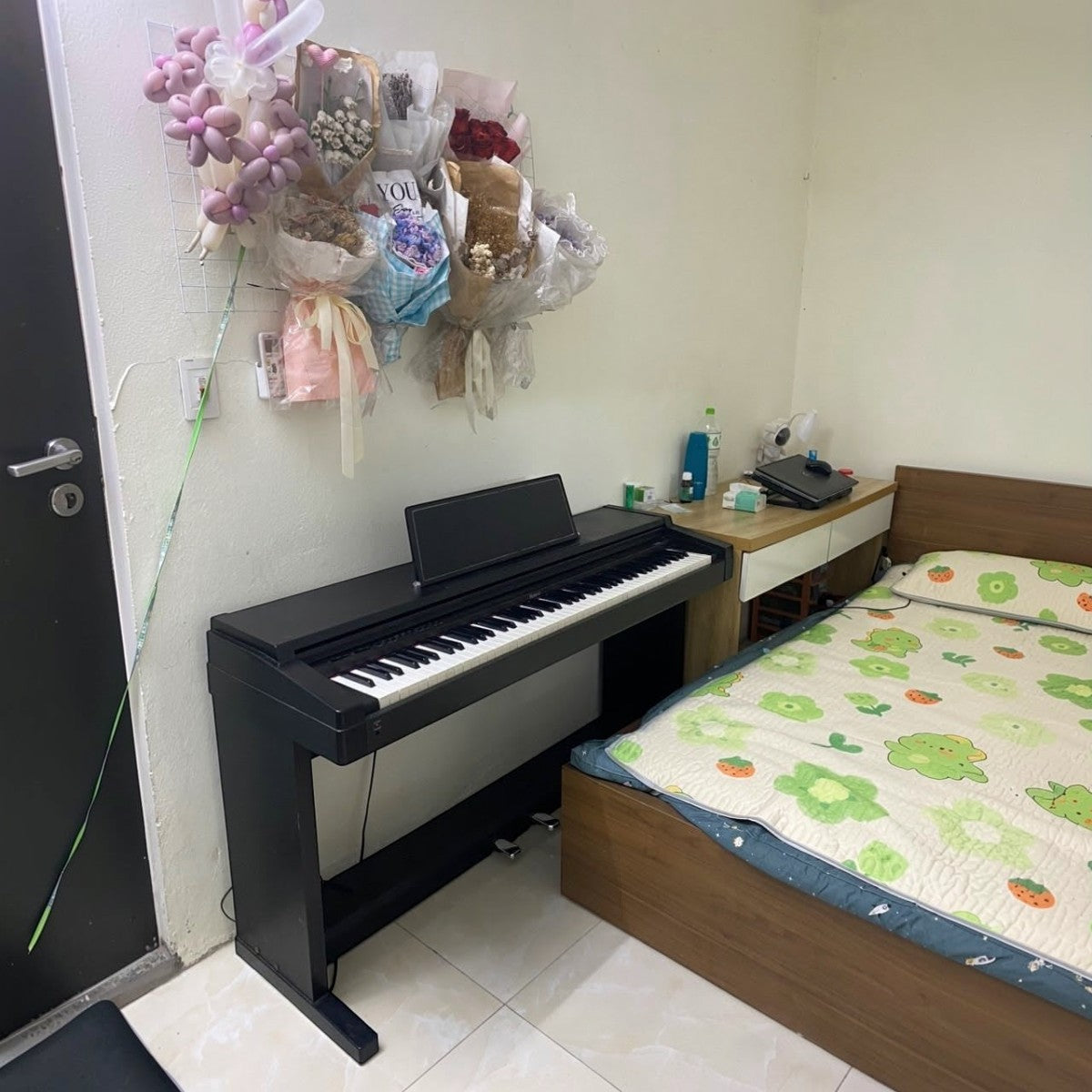 Đàn piano điện Roland HP1700 màu đen dáng console tại Tân Nhạc Cụ, đặt trong phòng ngủ với 88 phím búa.