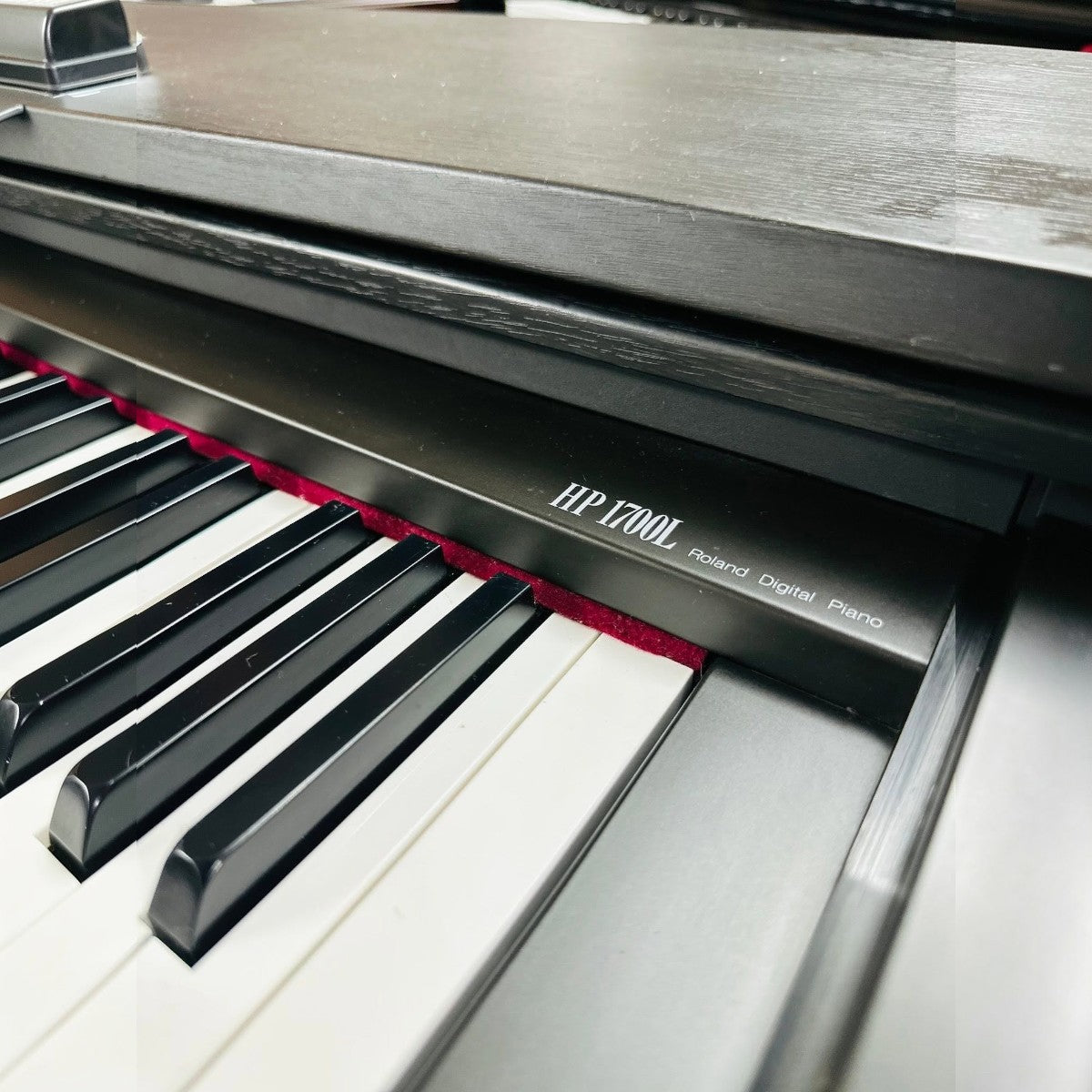 Đàn piano điện Roland HP1700L màu đen với bàn phím búa tại Tân Nhạc Cụ