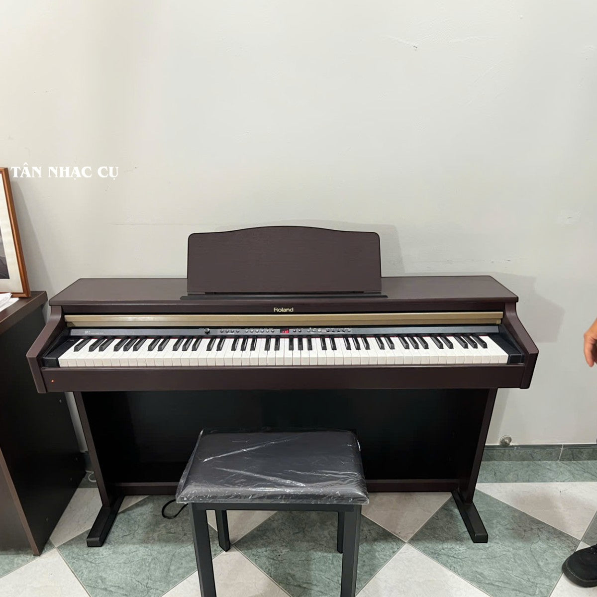 Đàn piano điện Roland HP2 màu nâu gỗ sang trọng với bàn phím búa PHA II tại cửa hàng TÂN NHẠC CỤ