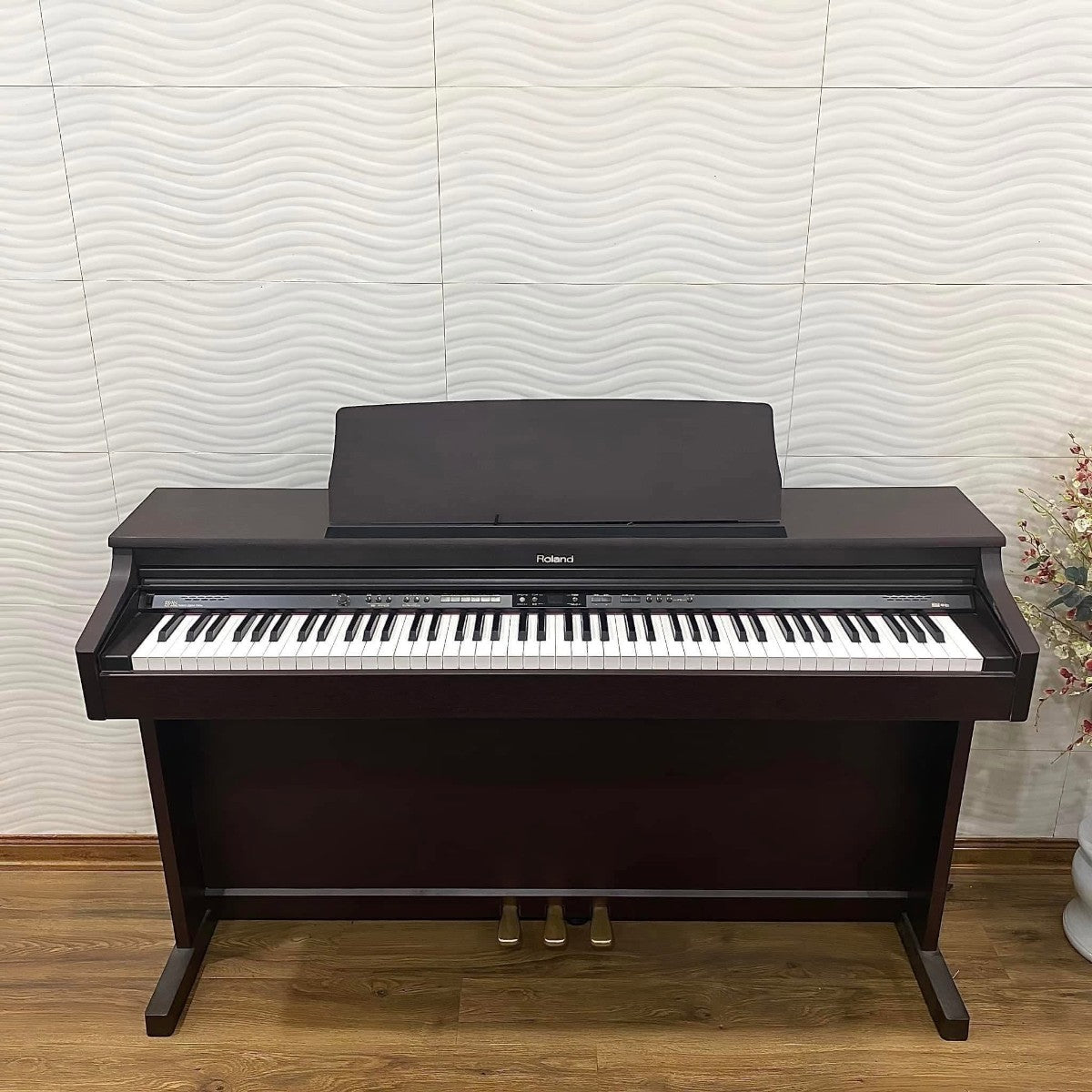 Đàn piano điện Roland HP-203 dáng tủ màu nâu gỗ sang trọng tại Tân Nhạc Cụ