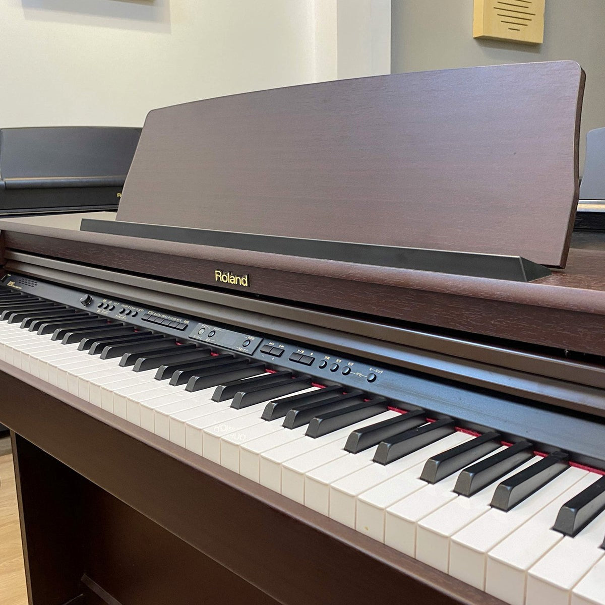 Đàn piano điện Roland HP-203 màu gỗ nâu sang trọng với bàn phím PHA II tại Tân Nhạc Cụ