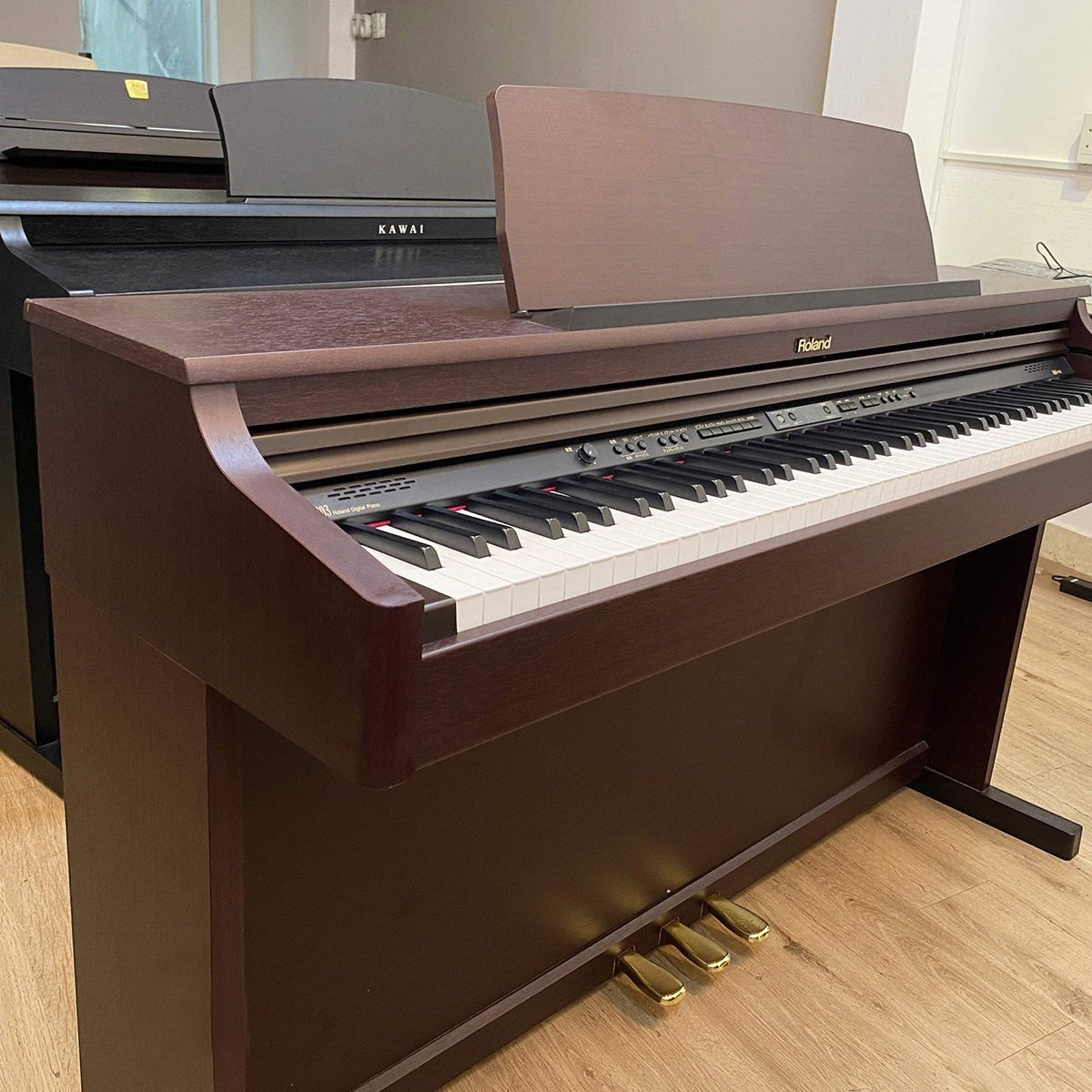 Đàn piano điện Roland HP-203 dáng tủ màu gỗ sang trọng tại cửa hàng TÂN NHẠC CỤ