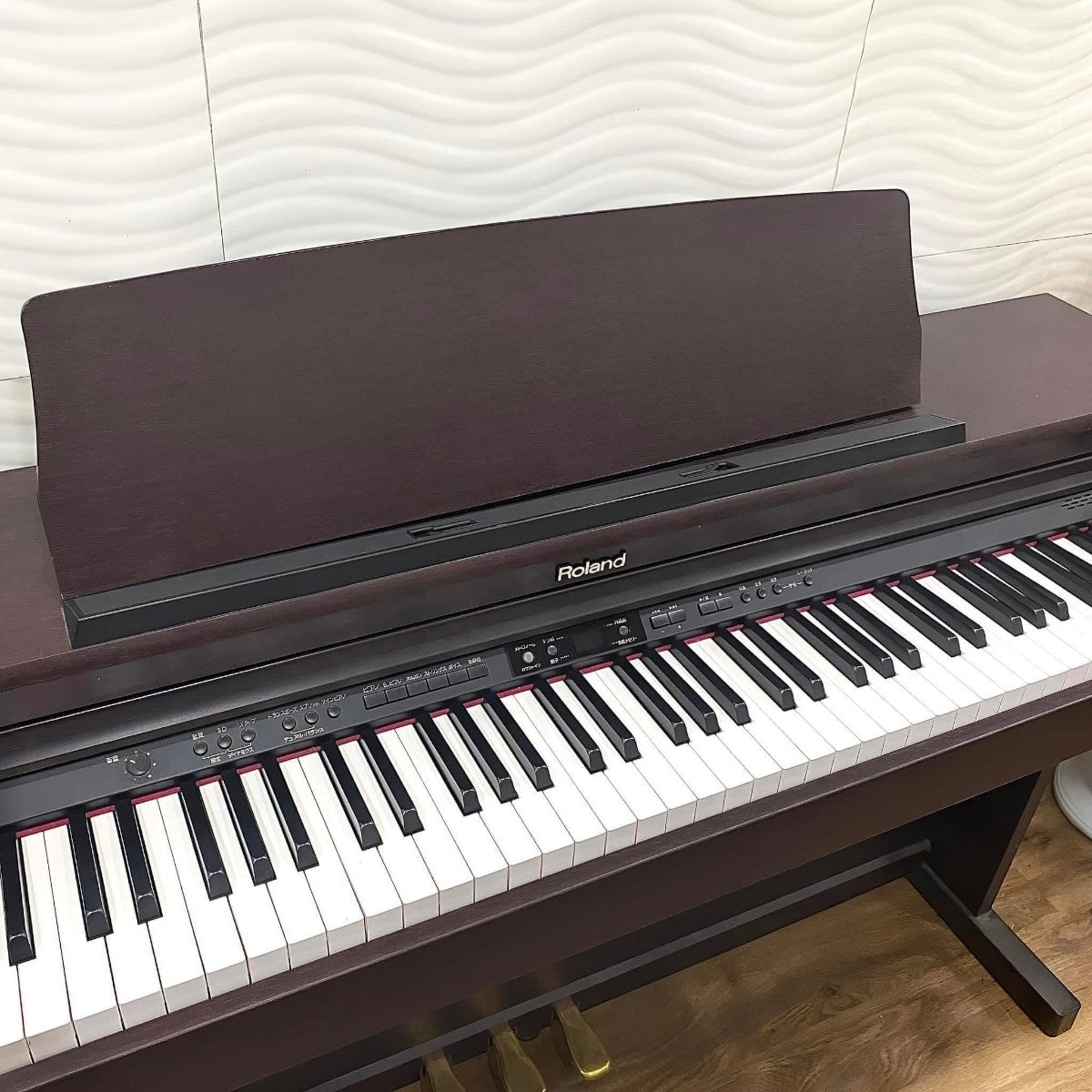 Đàn piano điện Roland HP-203 màu gỗ nâu sang trọng tại Tân Nhạc Cụ với bàn phím PHA II Ivory Feel