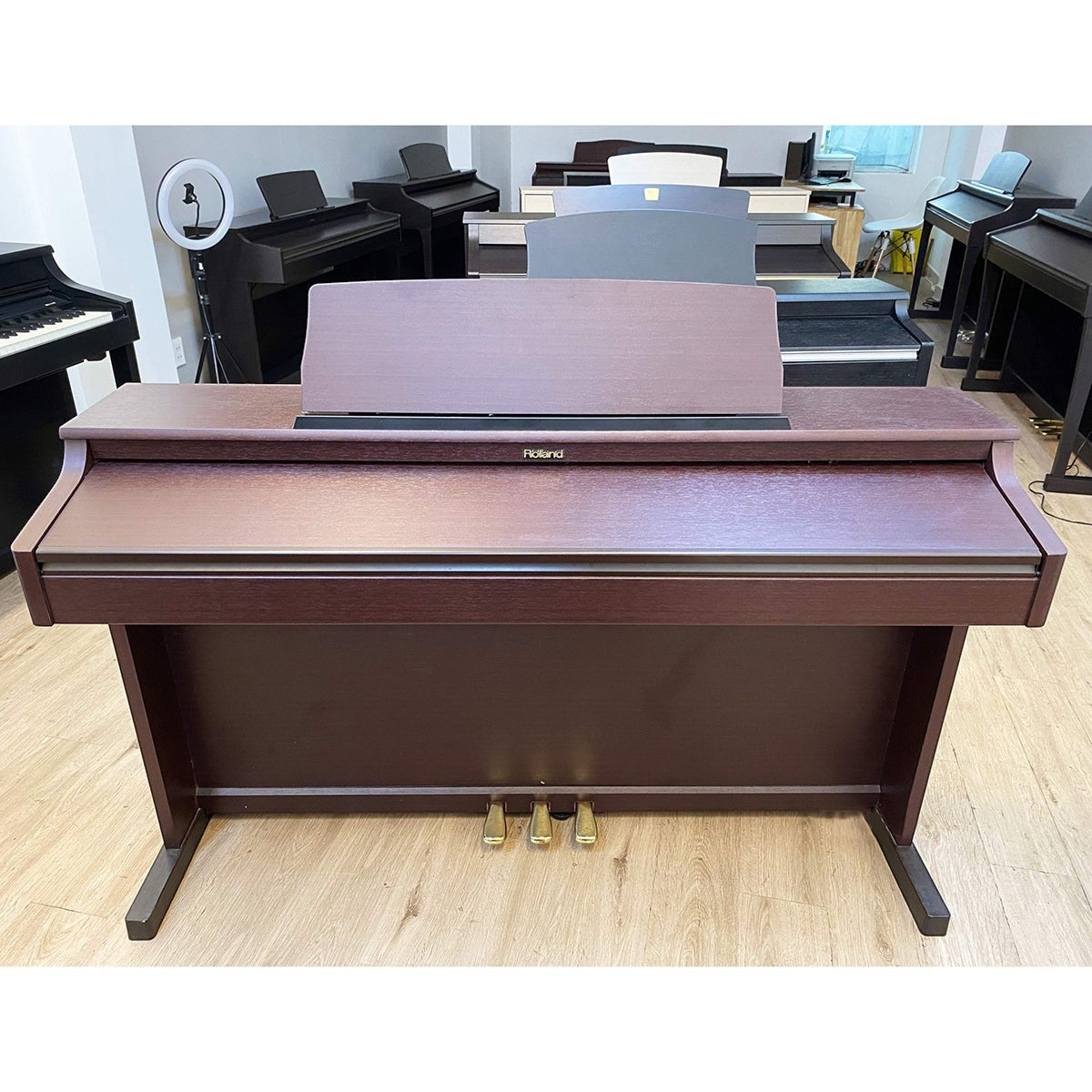 Đàn piano điện Roland HP-203 dáng tủ màu gỗ sang trọng tại Tân Nhạc Cụ