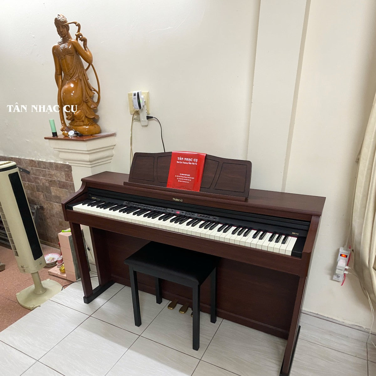 Đàn piano điện Roland HP205GP màu nâu gỗ sang trọng với bàn phím búa PHA II tại showroom TÂN NHẠC CỤ