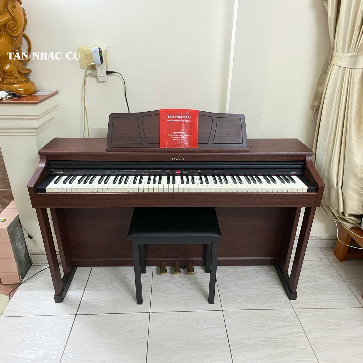 Đàn piano điện Roland HP205GP tại TÂN NHẠC CỤ với thiết kế dáng tủ màu nâu gỗ sang trọng và bàn phím búa PHA II